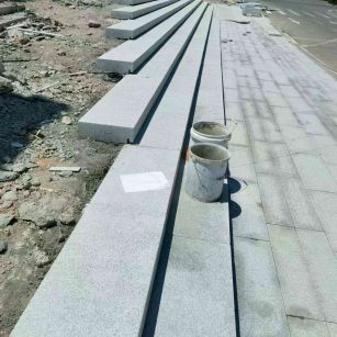 周口 芝麻白整石台阶，施工现场