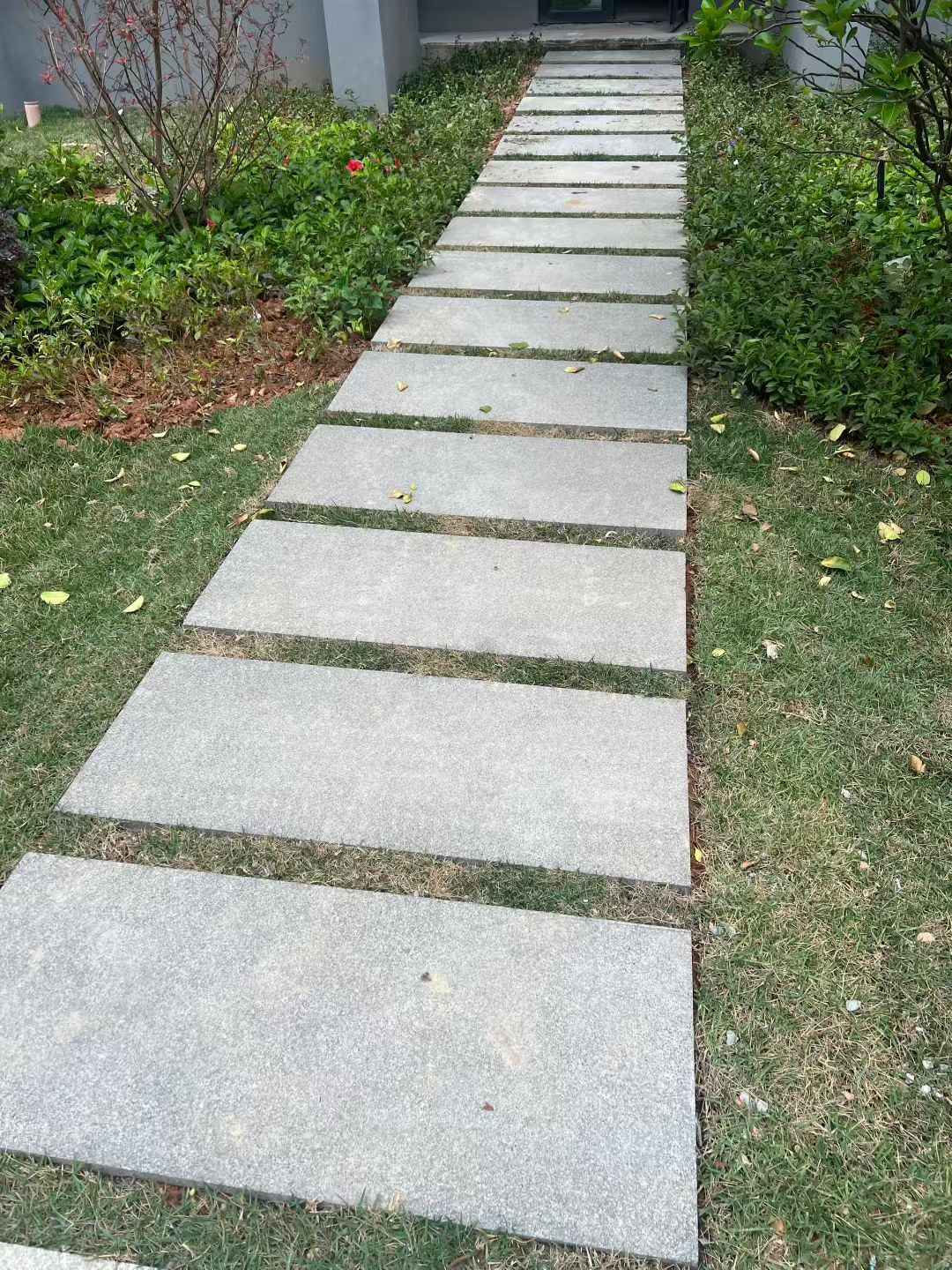 周口 芝麻黑小区踏步、汀步石铺装效果