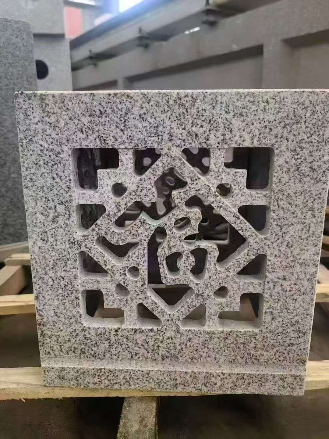 周口 芝麻白花岗岩镂空雕花灯笼