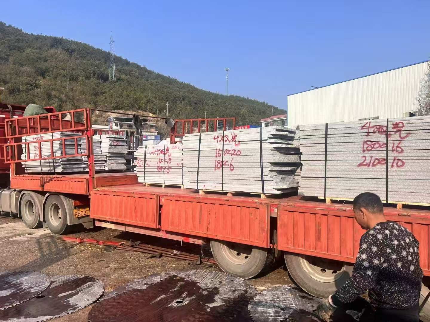 周口 芝麻灰花岗岩光面毛板出货日常